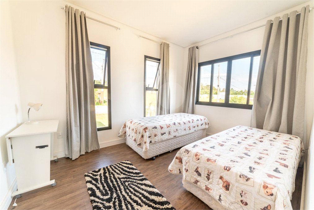 Casa à venda com 4 quartos, sendo 1 suíte, no condomínio Residencial Pinheiros do Lago, Alambari - SP