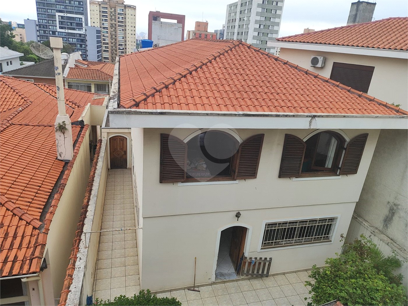 Casa à venda com 4 quartos, sendo 2 suítes, no condomínio Chácara das Rosas, São Paulo - SP
