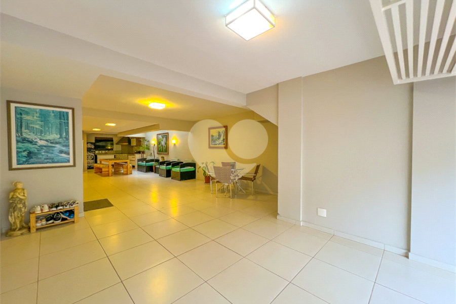 Casa à venda com 3 quartos, sendo 2 suítes, no condomínio Floradas da Serra, São Paulo - SP
