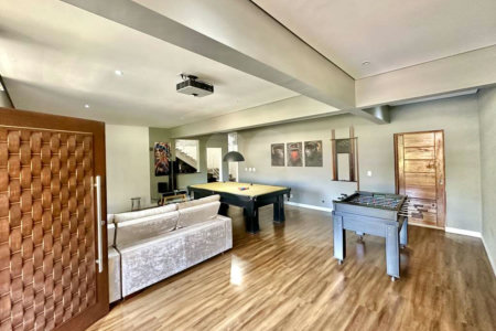 Casa à venda com 4 quartos, sendo 3 suítes, no condomínio Vilarejo, Carapicuíba - SP