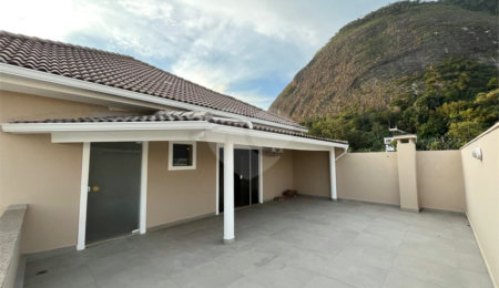 Casa à venda com 4 quartos, sendo 2 suítes, no condomínio Pedra Mar, Rio de Janeiro - RJ
