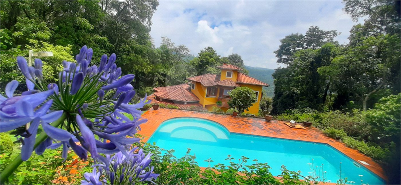 Casa à venda com 5 quartos, sendo 4 suítes, no condomínio Alpes da Cantareira, Mairiporã - SP