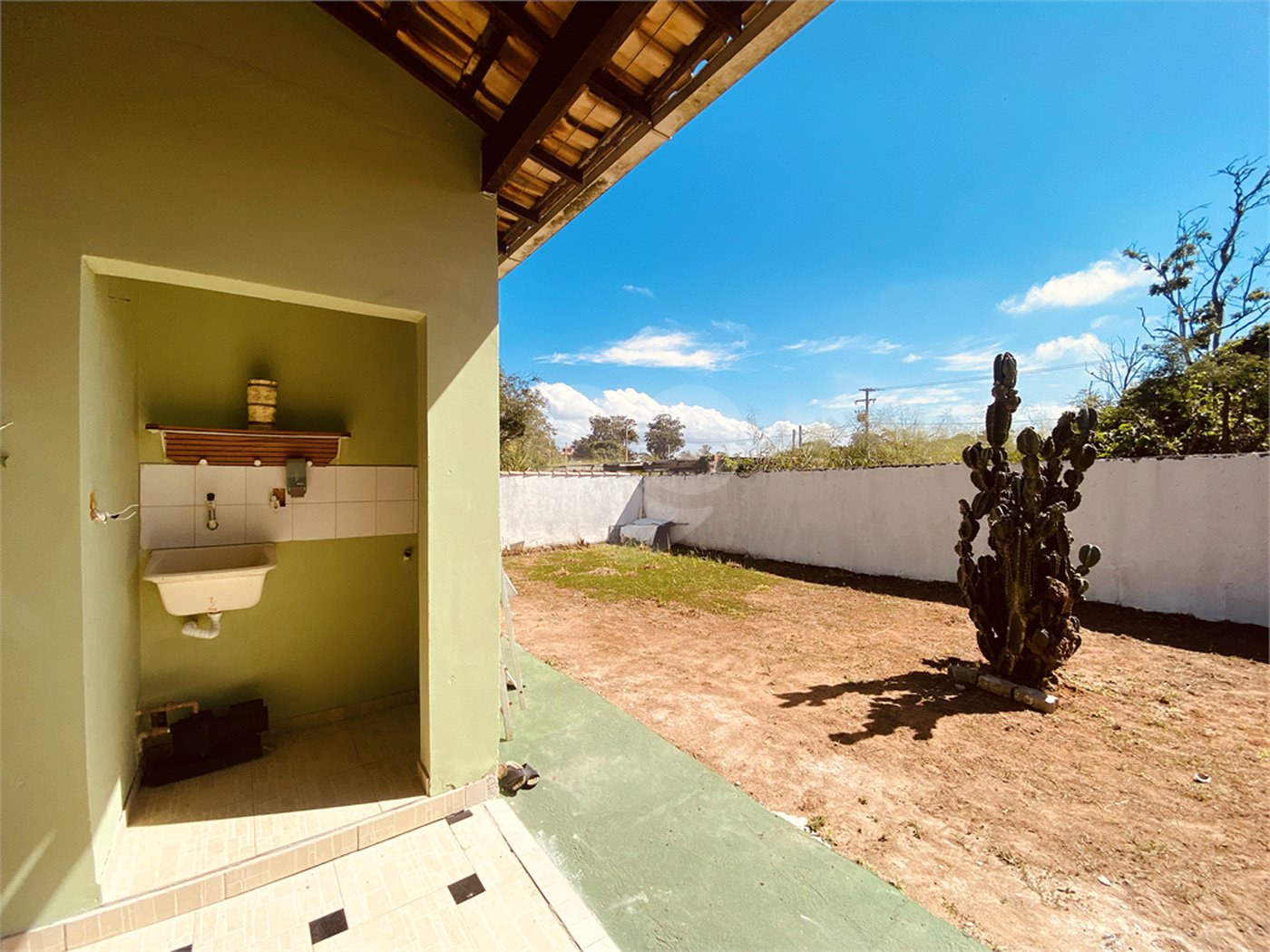 Casa em condomínio para alugar com 2 quartos, sendo 1 suíte, em Caravelas, Armação dos Búzios, RJ