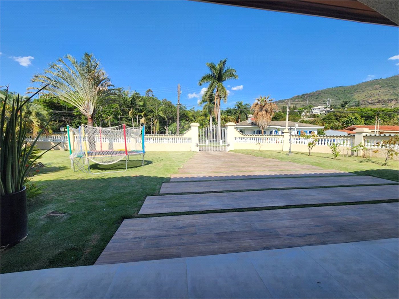 Casa à venda com 7 quartos, sendo 1 suíte, em Condomínio Flamboyant-b, Atibaia, SP