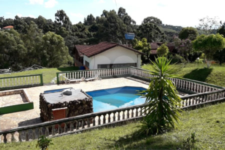 Chácara à venda com 8 quartos, sendo 3 suítes, no Centro, Toledo, MG