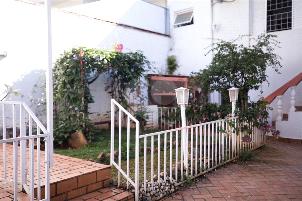 Casa com 4 Dormitórios e área de lazer com piscina