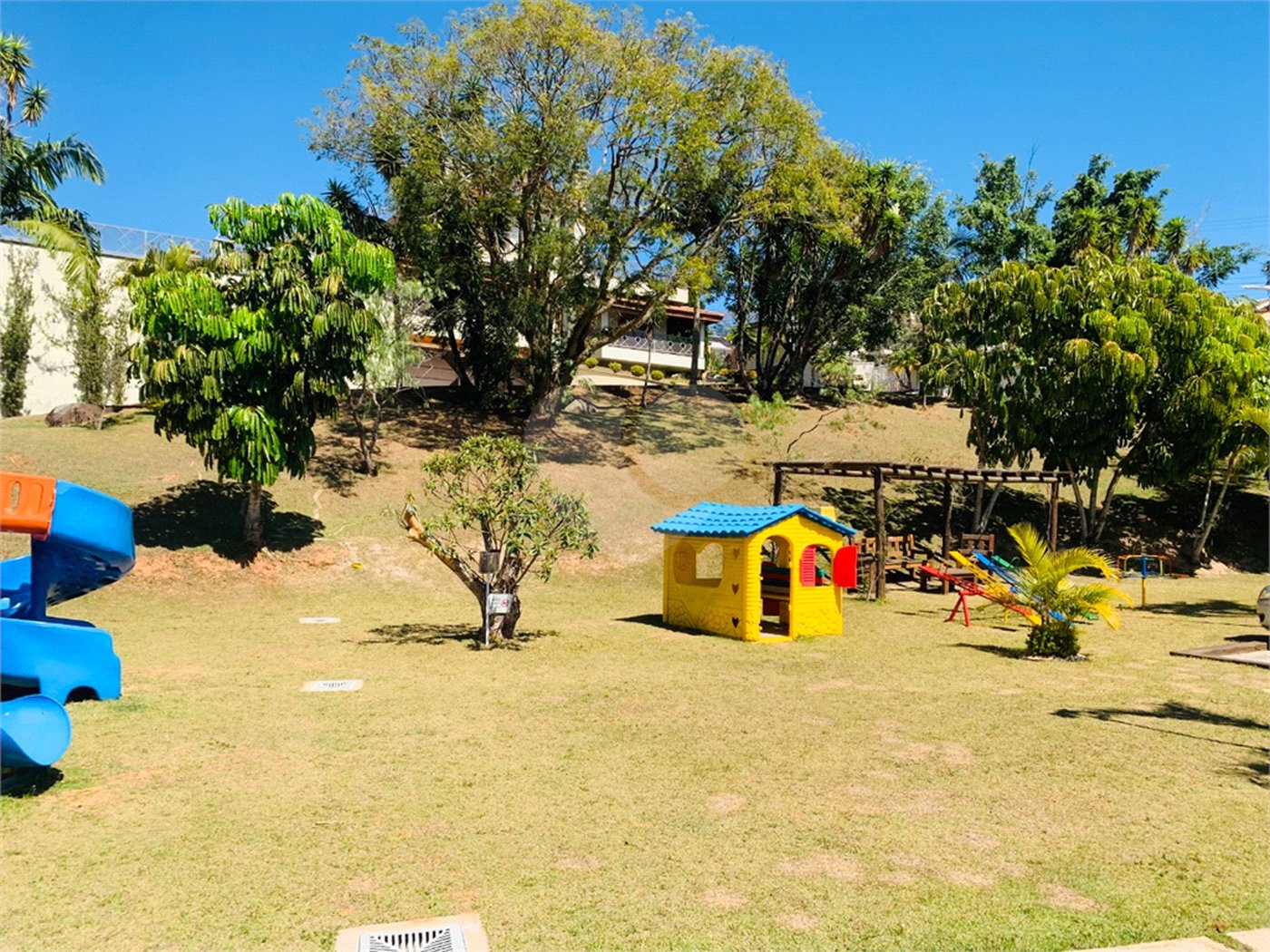 Casa à venda com 4 suítes no condomínio Osato, Atibaia - SP