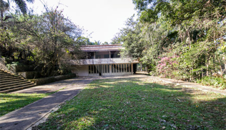 Casa à venda com 5 quartos, sendo 3 suítes,  no condomínio Chácara Flora, São Paulo - SP