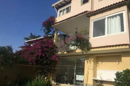 Casa à venda com 5 quartos, sendo 4 suítes, no condomínio Jardim Vitória Régia, São Paulo - SP
