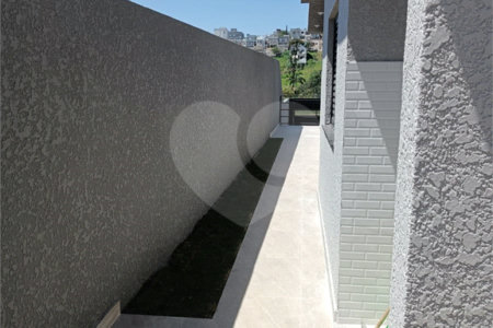 Casa à venda com 3 quartos, sendo 1 suíte, no condomínio Residencial Jardins da Catalunha, Atibaia - SP