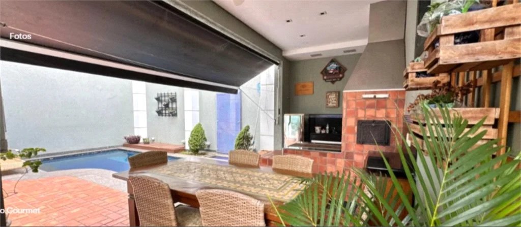 Casa à venda com 4 quartos, sendo 3 suítes, no condomínio Vila das Flores, São Paulo - SP