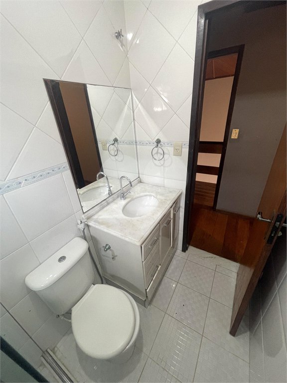 Casa à venda com 5 quartos, sendo 3 suítes, no condomínio Recanto das Palmeiras, Rio de Janeiro - RJ