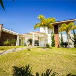 Casa à venda com 4 quartos, sendo 2 suítes, no condomínio Residencial Jardim Primavera, Louveira - SP