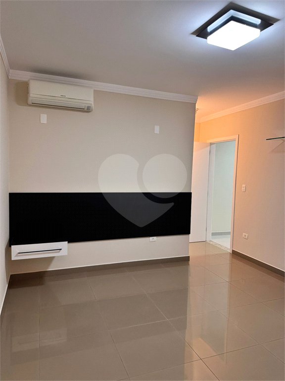 Casa à venda com 4 quartos, sendo 3 suítes, no condomínio Terras de Mont Serrat, Salto - SP