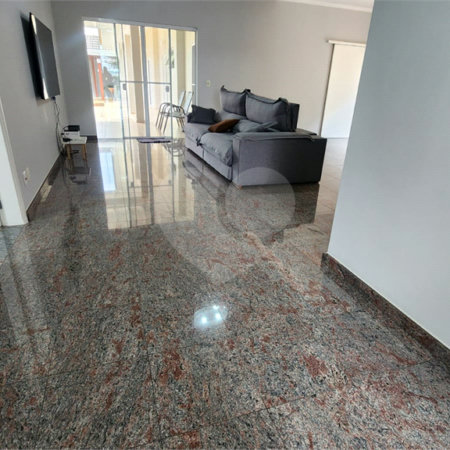 Casa à venda com 4 quartos, sendo 2 suítes, no condomínio Marambaia, Vinhedo - SP