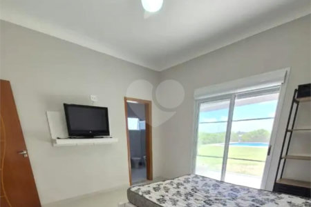 Casa à venda com 3 suítes no condomínio Chácaras Arumã, Sarapuí - SP
