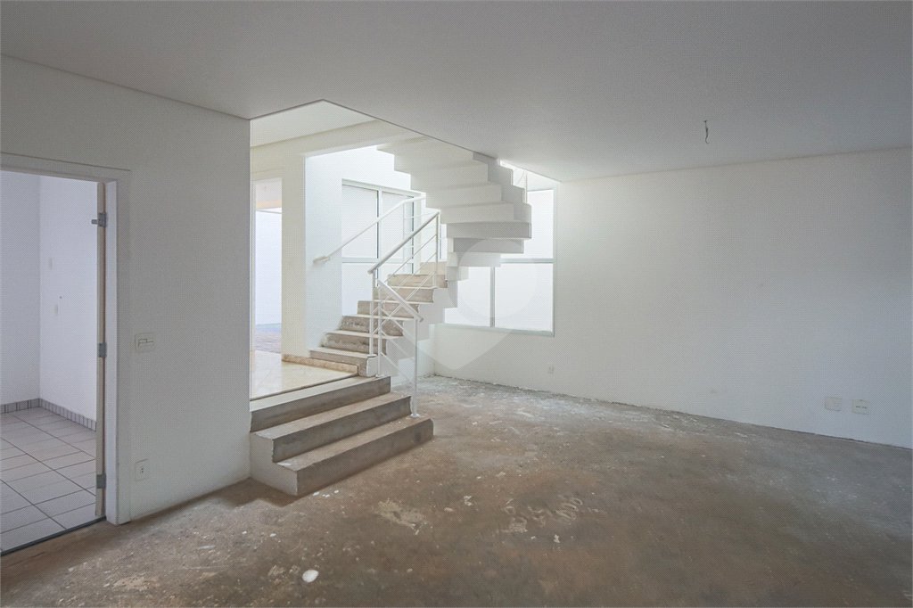 Casa à venda com 4 quartos, sendo 2 suítes, no condomínio Bristol Village, São Paulo - SP