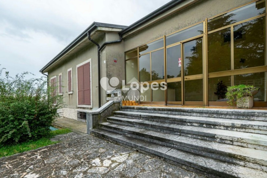 Casa multifamiliar à venda em Verona, Itália – 3 unidades e 12.000 m²