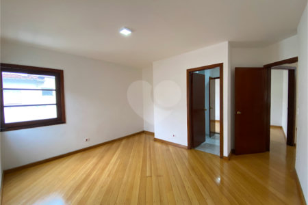 Sobrado à venda com 7 quartos, sendo 2 suítes, em Brooklin Paulista, São Paulo, SP