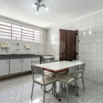 Sobrado no Jabaquara com 280m², 3 dormitórios, quintal amplo, varanda e 3 vagas de garagem.