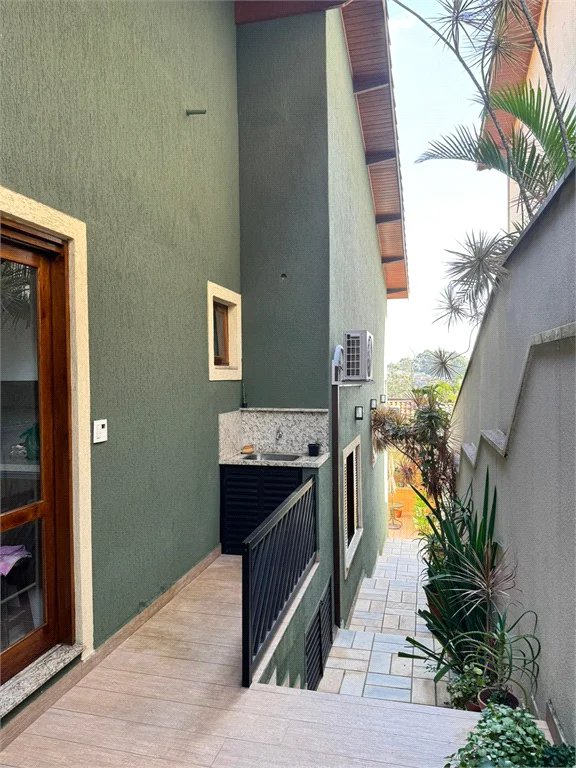 Casa à venda com 3 quartos, sendo 1 suíte, no condomínio Residencial Jardim das Flores 1510, Cotia - SP