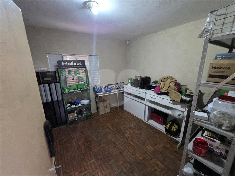 Casa térrea à venda com amplo quintal e grande potencial na Vila Nery