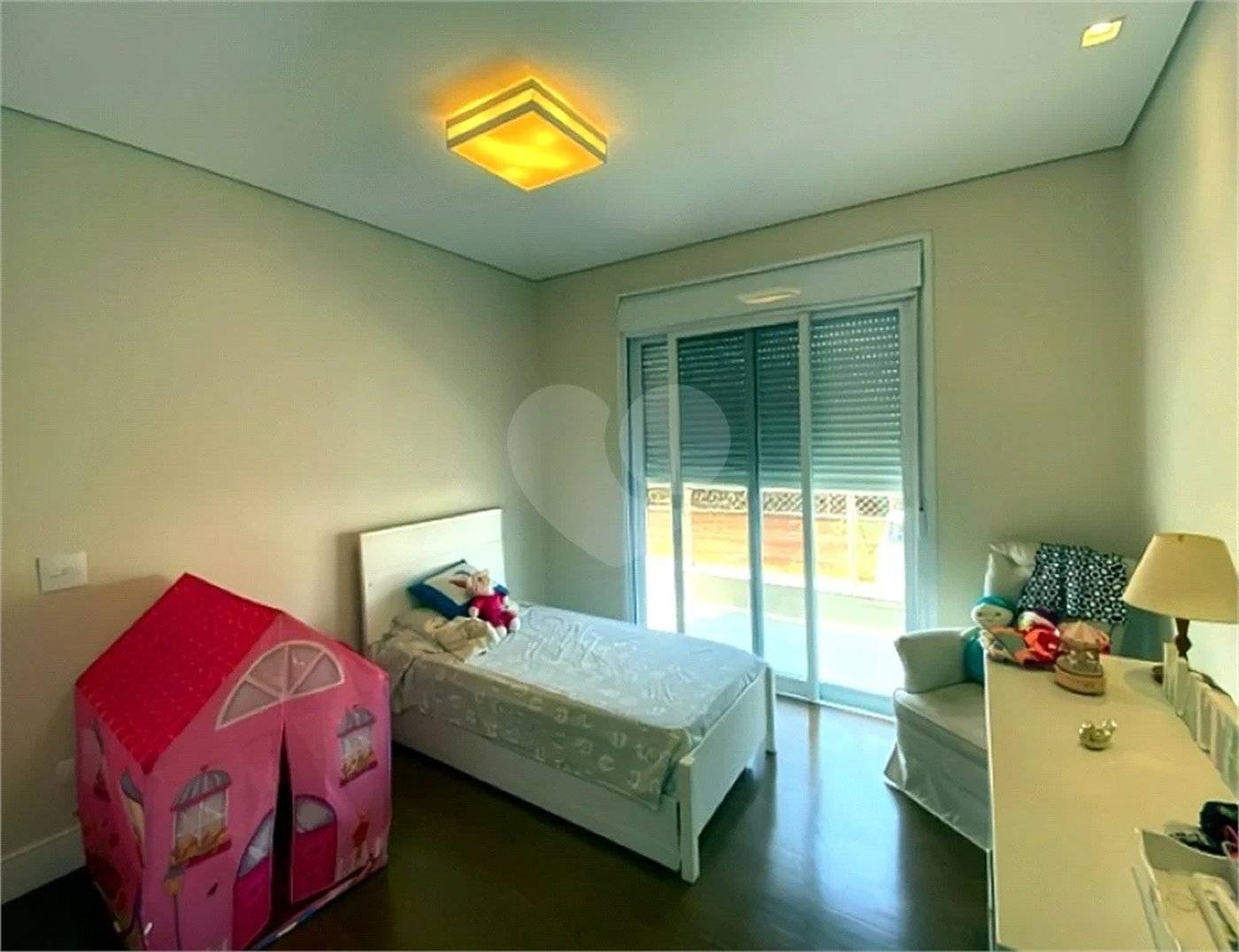 Casa de Alto Padrão em Condomínio com 4 suítes.