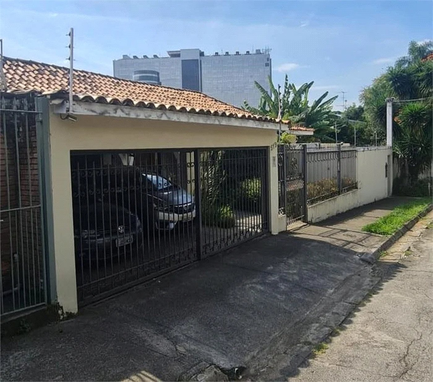 Casa à venda com 4 quartos, sendo 2 suítes, no condomínio Comendador Elias Jafet, São Paulo - SP