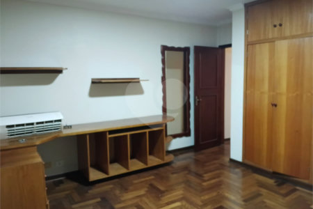 Sobrado à venda com 4 quartos, sendo 1 suíte, em Interlagos, São Paulo, SP