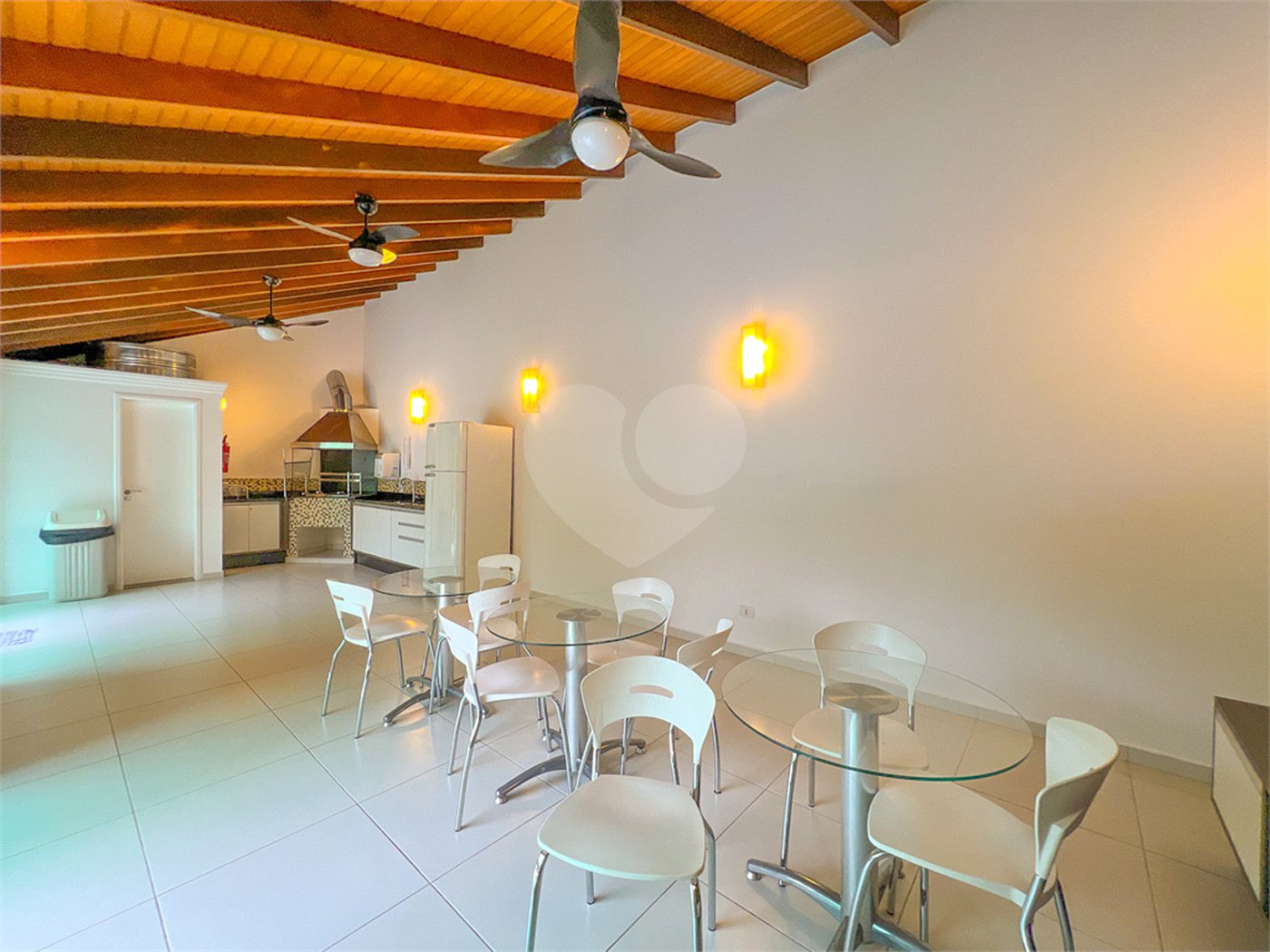 Casa à venda com 4 quartos, sendo 2 suítes,  no condomínio Floradas da Serra, São Paulo - SP