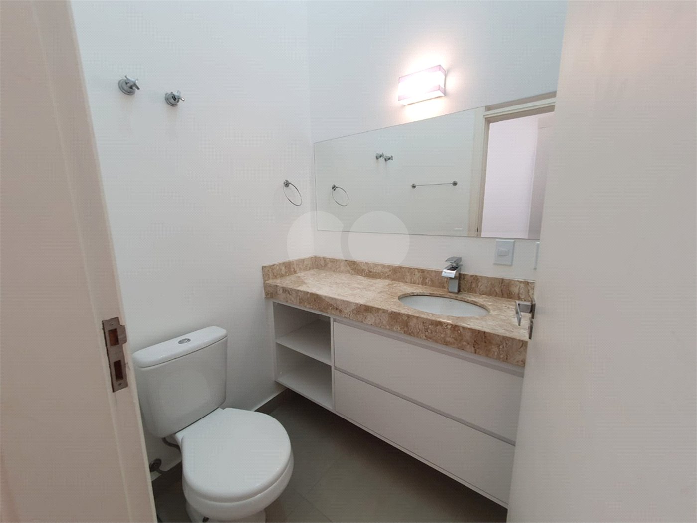 Casa à venda com 6 quartos, sendo 5 suítes, no condomínio Jardim Primavera, Louveira - SP