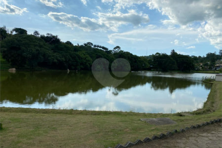 Casa à venda com 4 quartos, sendo 3 suítes,  no condomínio Jardim das Palmeiras, Bragança Paulista - SP