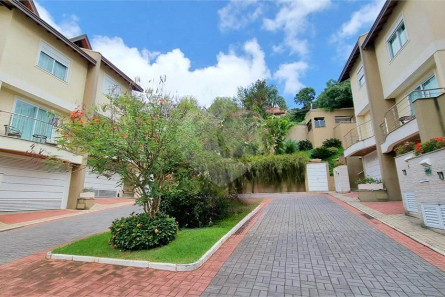 Casa à venda com 3 quartos, sendo 2 suítes, no condomínio Floradas da Serra, São Paulo - SP