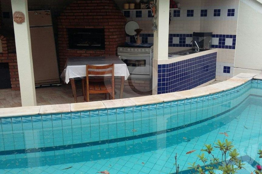 CASA TÉRREA A VENDA NO TREMEMBÉ - 4 SUÍTES E 10 VAGAS DE GARAGEM
