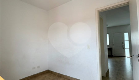 Casa à venda com 3 quartos, sendo 1 suíte, no condomínio New Village, Cotia - SP