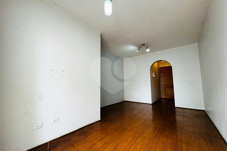 Vende-se Apartamento de 2 Quartos com Sacada na Vila Mascote
