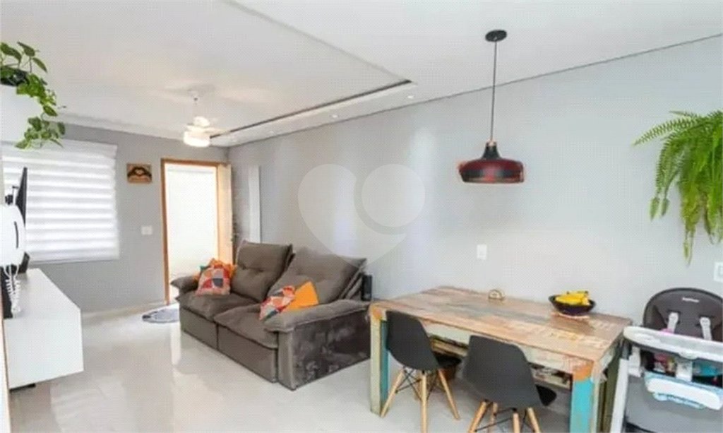 Casa à venda com 3 quartos, sendo 2 suítes, no condomínio Residencial Erika, São Paulo - SP