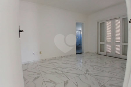 Casa à venda com 4 quartos, sendo 2 suítes, no condomínio Flamboyant, Atibaia - SP