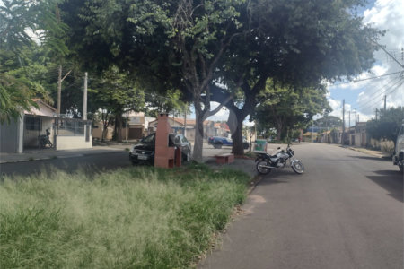 Vende-se terreno com 2 casas no Vila Boa Vista I