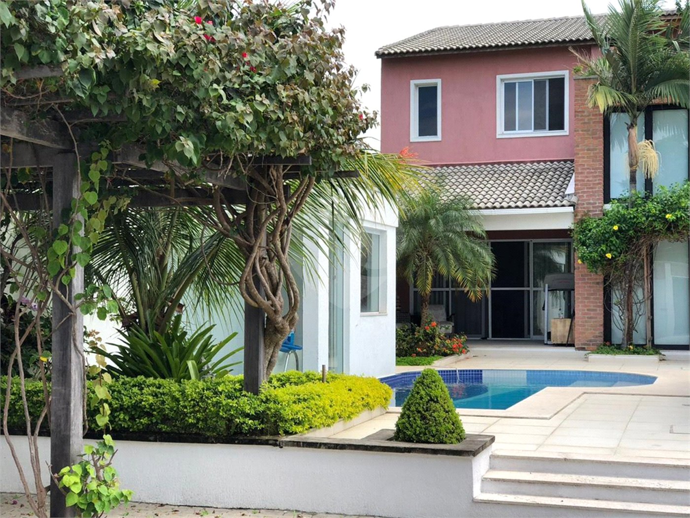 Casa à venda com 9 quartos, sendo 8 suítes, no condomínio Village Elisabete, Rio de Janeiro - RJ