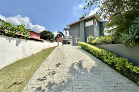Casa à venda com 4 quartos, sendo 2 suítes,  no condomínio Granja Vianna II, Cotia - SP
