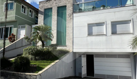 Casa à venda com 3 quartos, sendo 2 suítes, no condomínio Mirante do Horto, São Paulo - SP