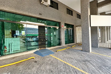 Imóvel comercial de 149 m² em Rudge Ramos, com pé-direito de 6 m, 3 vagas e localização estratégica. Excelente opção para investidores e negócios.