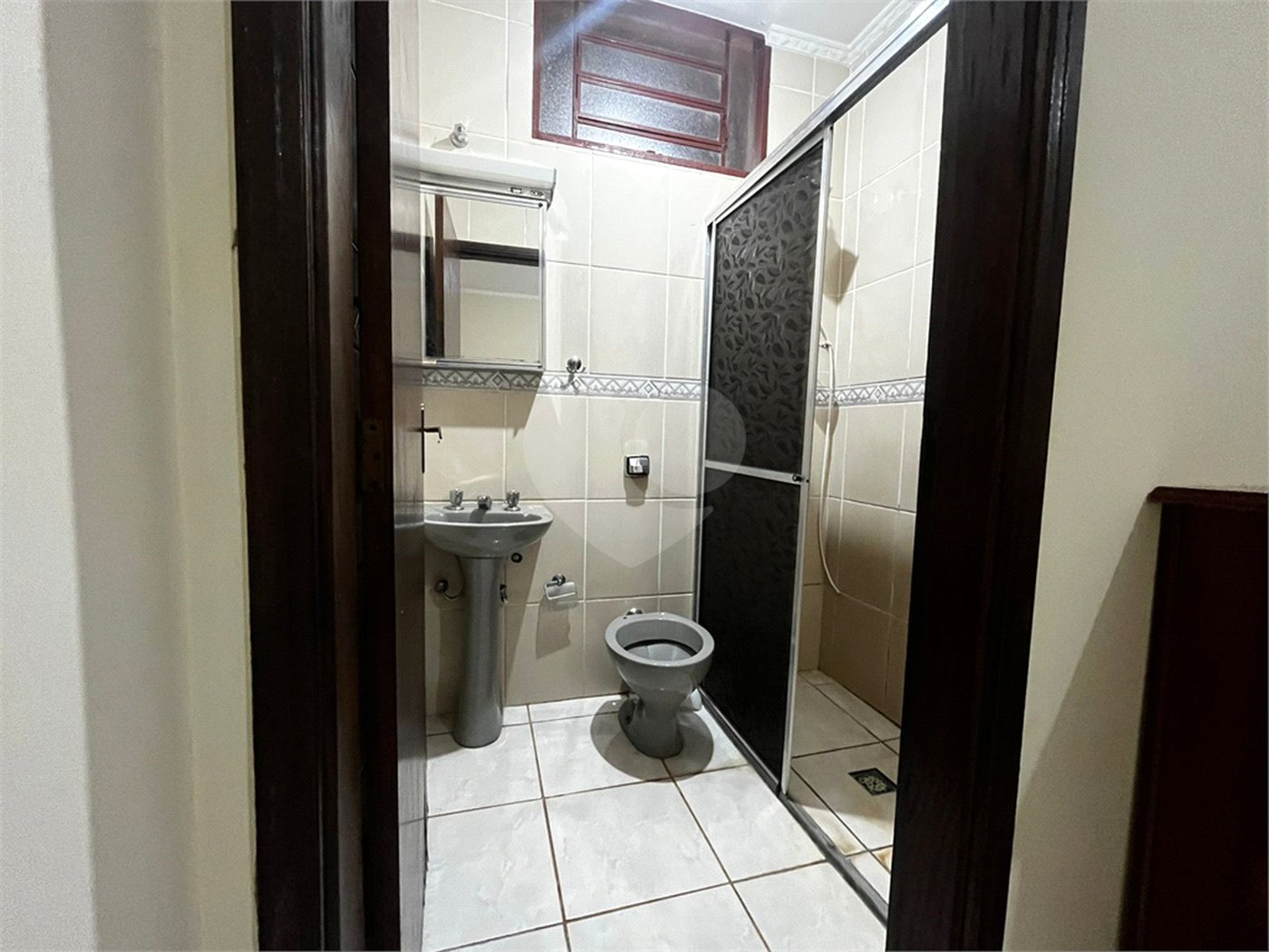 Casa à Venda na Rua Principal do Parque Fehr com Aquecedor Solar