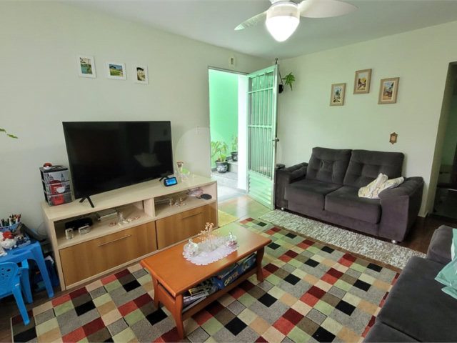 Casa à venda com 4 quartos, sendo 1 suíte,  em Parque Maria Domitila, São Paulo, SP