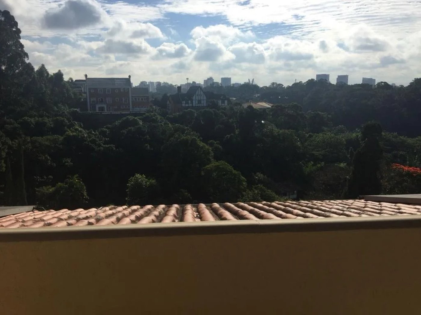Casa à venda com 5 quartos, sendo 4 suítes, no condomínio Jardim Vitória Régia, São Paulo - SP
