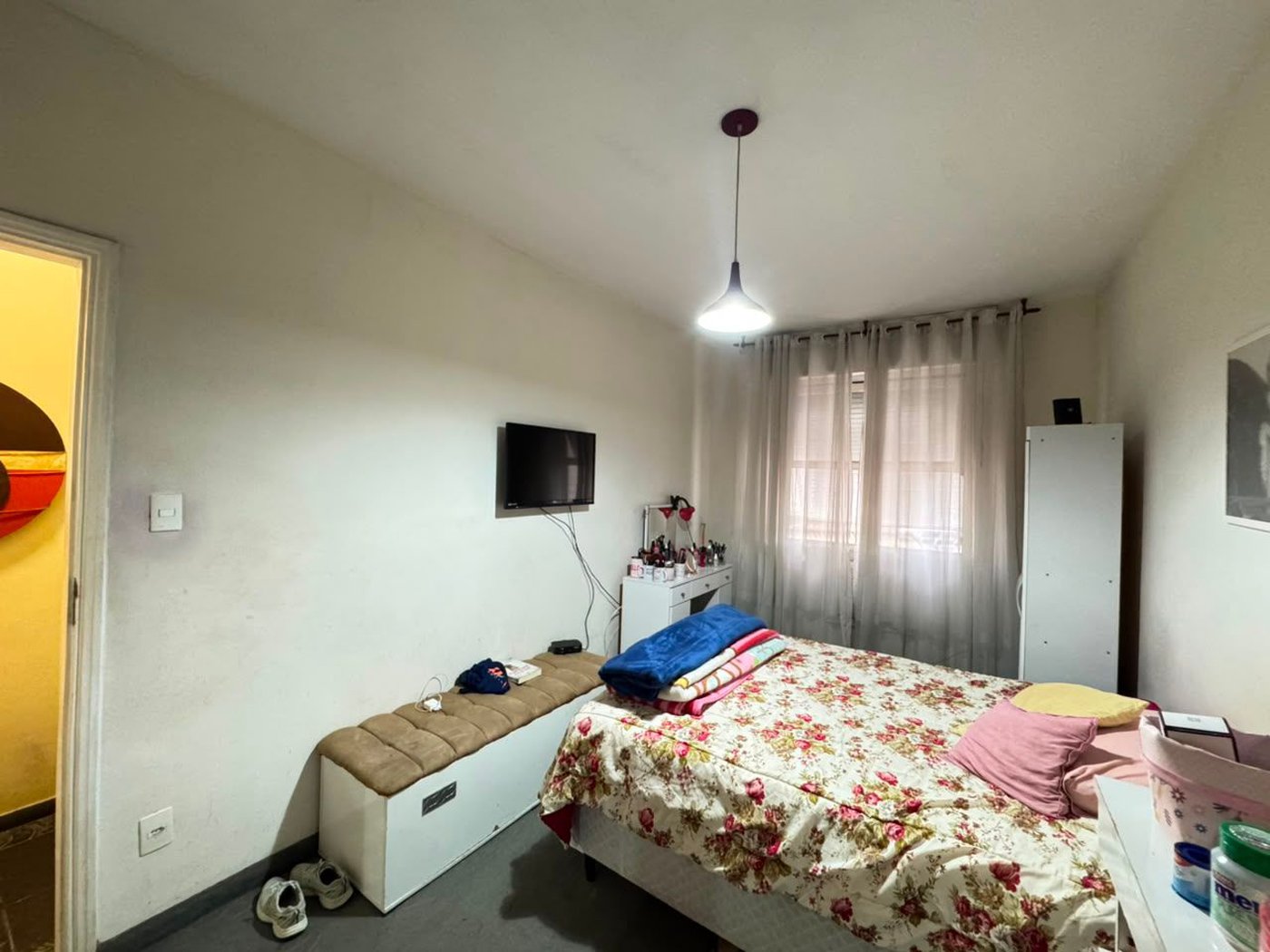 Apartamento com 2 dormitórios e suíte + dependência de serviço completa na Ponta da Praia – Localização privilegiada próximo à Praça Dino Bueno