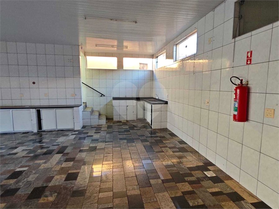 ?Oportunidade Única em São Carlos: Salão Comercial + Casa Independente nos Fundos – Ideal para Investidores!