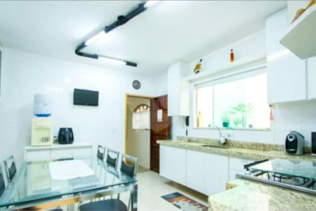 Casa com 172m² , 3 dormitórios , sendo 1 suíte , 2 vagas , à venda no Jardim Alvorada em Santo André.