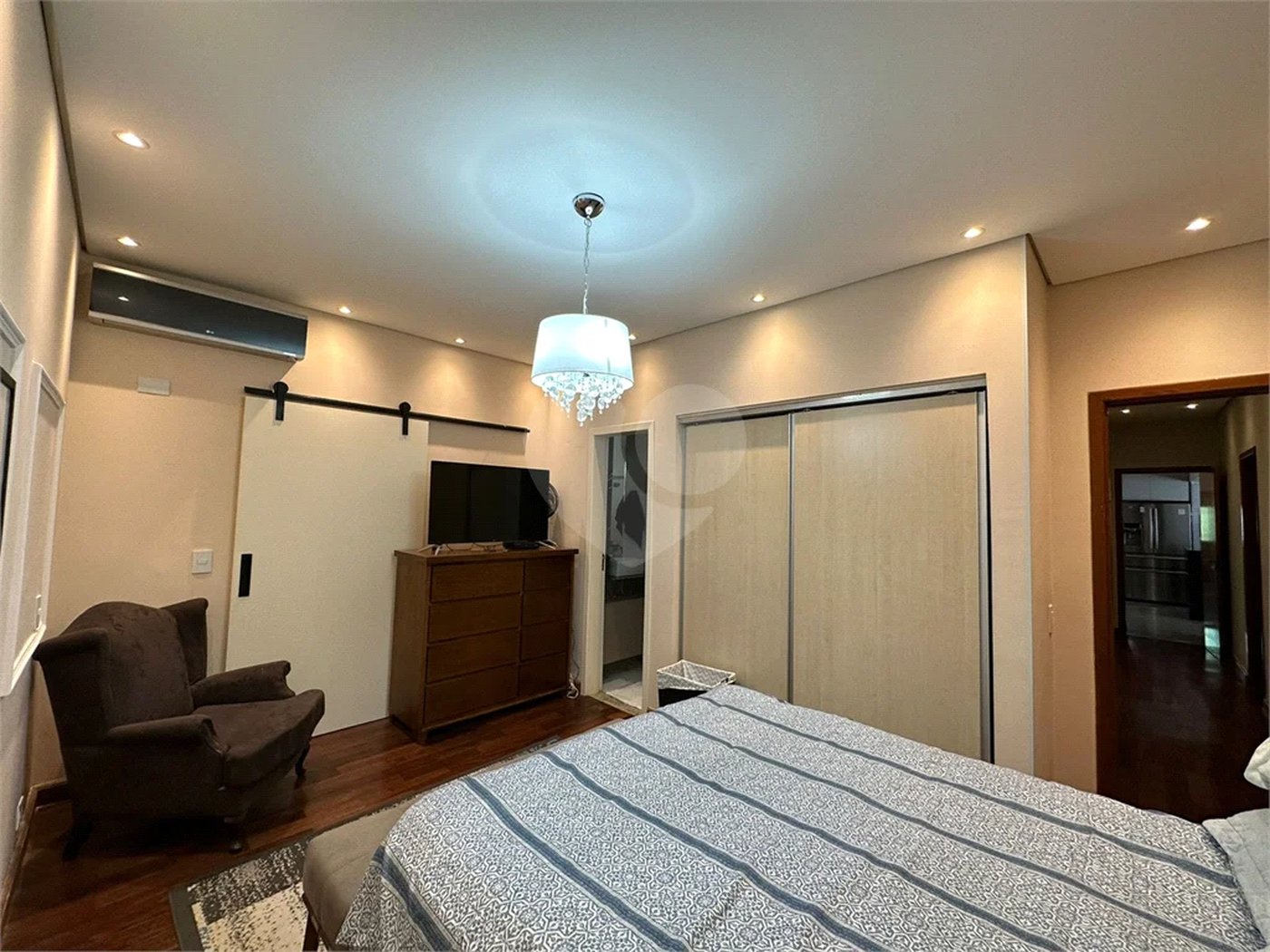 Casa à venda e locação no Condomínio Monte Alegre com 04 suítes.
